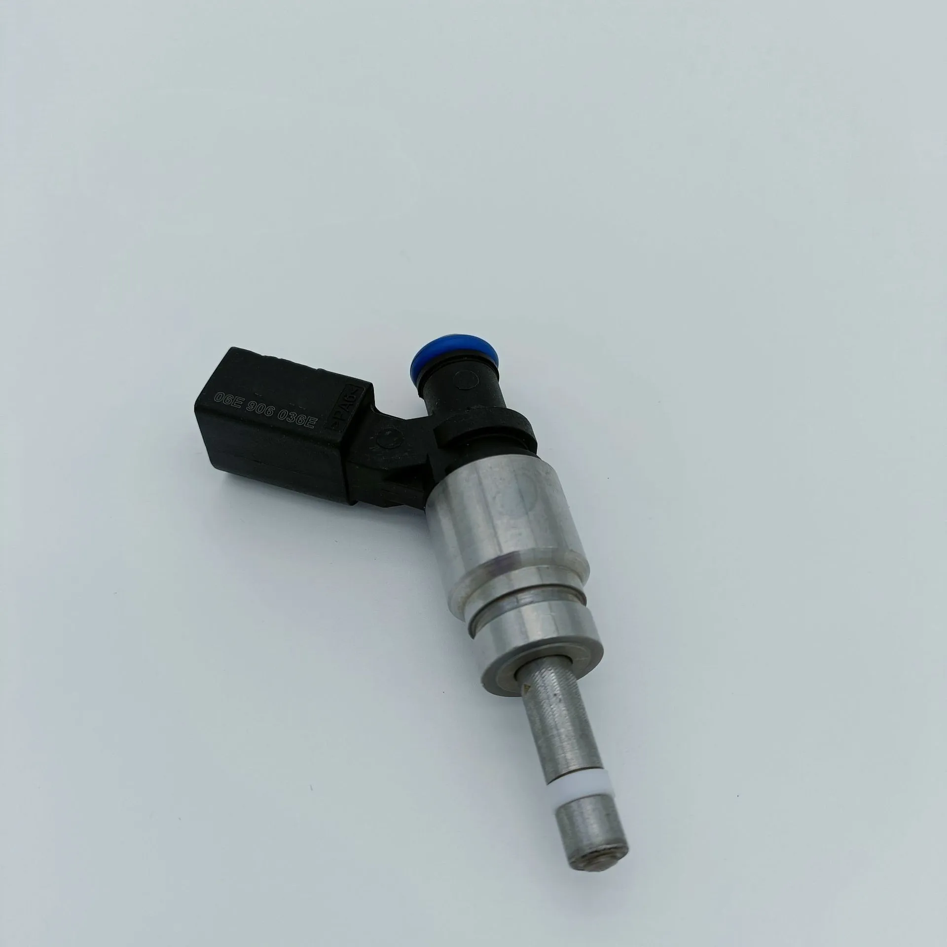 

4PCS Fuel Injector Nozzle for Jetta Passat 08-13 for Audi A4 A5 Quattro 2008-2010 A6 Q5 2.8L 3.2L 2009-12 06E906036C 06E906036E