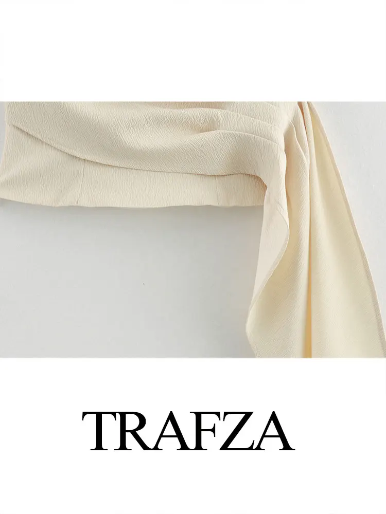 Женский топ-труба с асимметричным подолом без рукавов открытой спиной