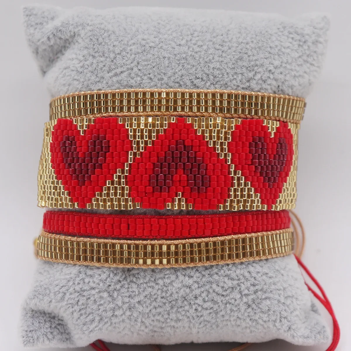 Браслет ручной вязки с бусинами в форме сердца