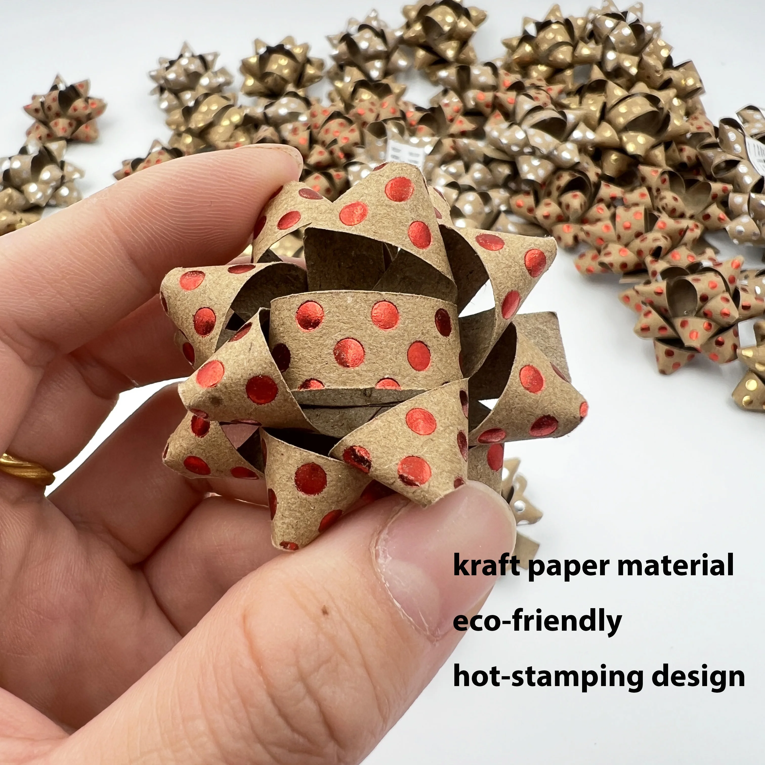 Подарочный набор из крафт-бумаги в горошек с бантом и золотым тиснением дизайн