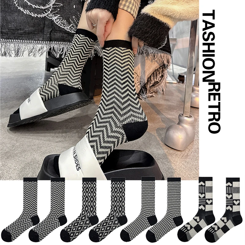 Women's fashion black and white check letter E College style white love girl everything double needle mid-tube socks