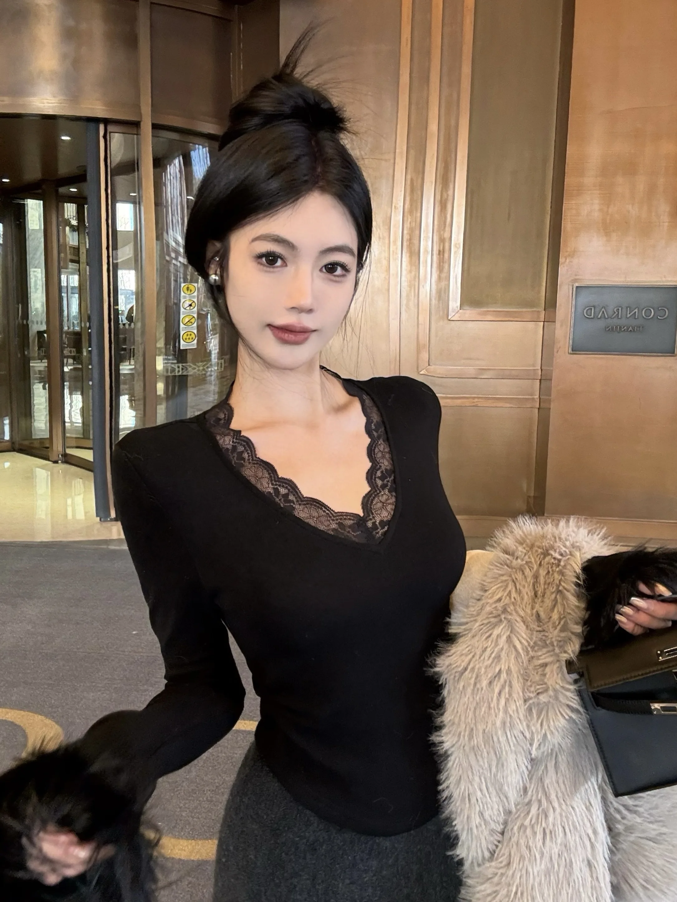 KUSAHIKI меховая лоскутная футболка с v-образным вырезом и длинными рукавами для