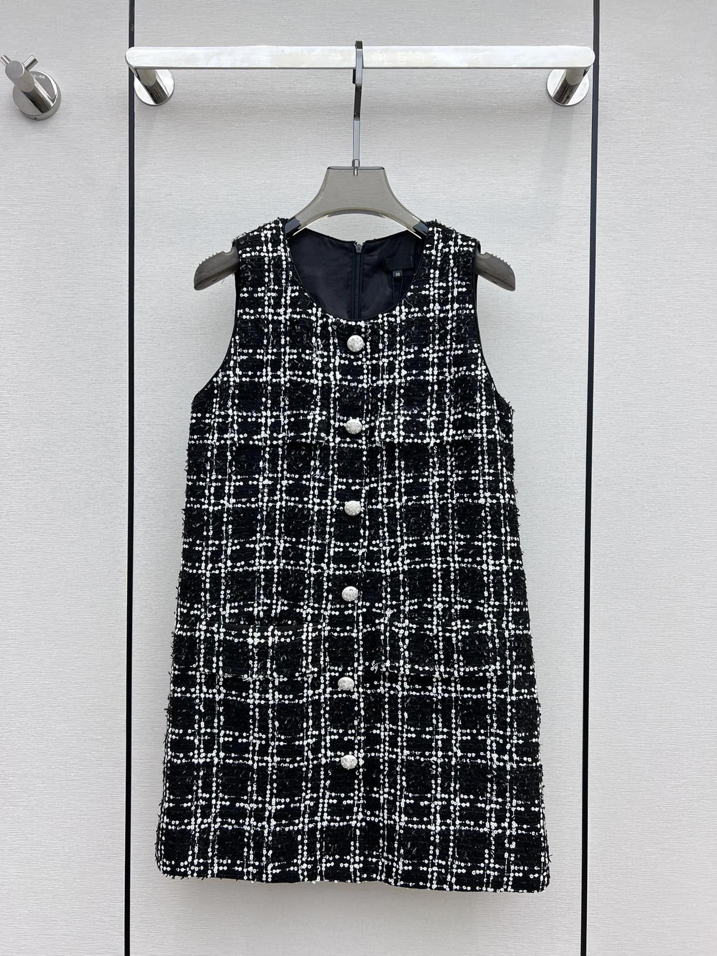 

2023The latest early autumn socialite black and white color contrast sequined coarse flower single breasted vest dress8.6