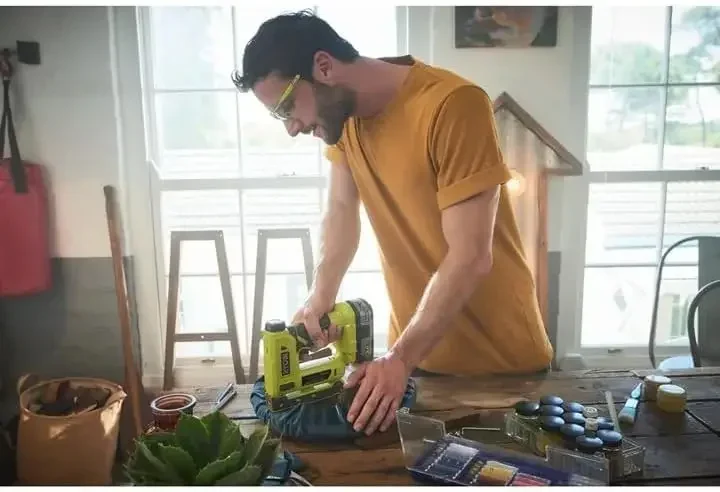 Аккумуляторный компрессионный привод Ryobi 18 Вт ONE+ 3/8 дюйма. Степлер Crown (только