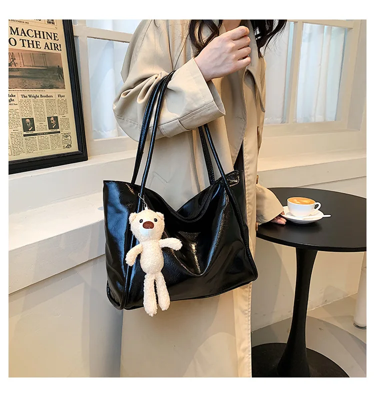 

Women's Large Tote Bags High Quality Oil Wax Leather Shoulder Bag Bear Pendant Handbag Female Simple Large Capacity Shopping Bag