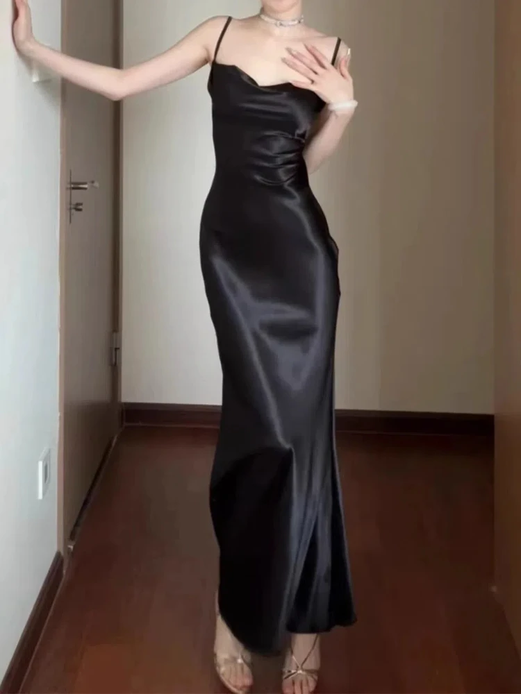 Женское атласное платье на бретельках