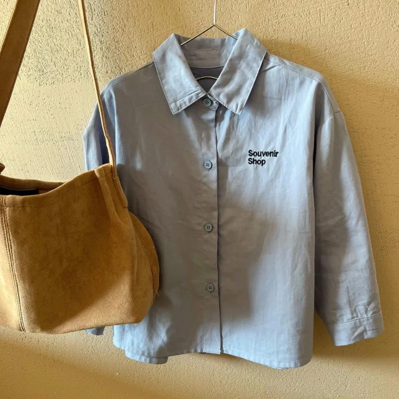 

Детская рубашка, Новинка весна-осень 2023, Модная хлопковая Однотонная рубашка с вышивкой и отворотом в Корейском стиле для мальчиков и девочек