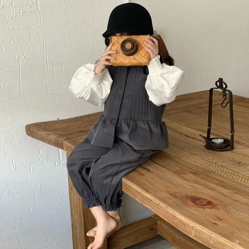 

Жилет детский прямой на пуговицах без рукавов с круглым вырезом и поясом на резинке