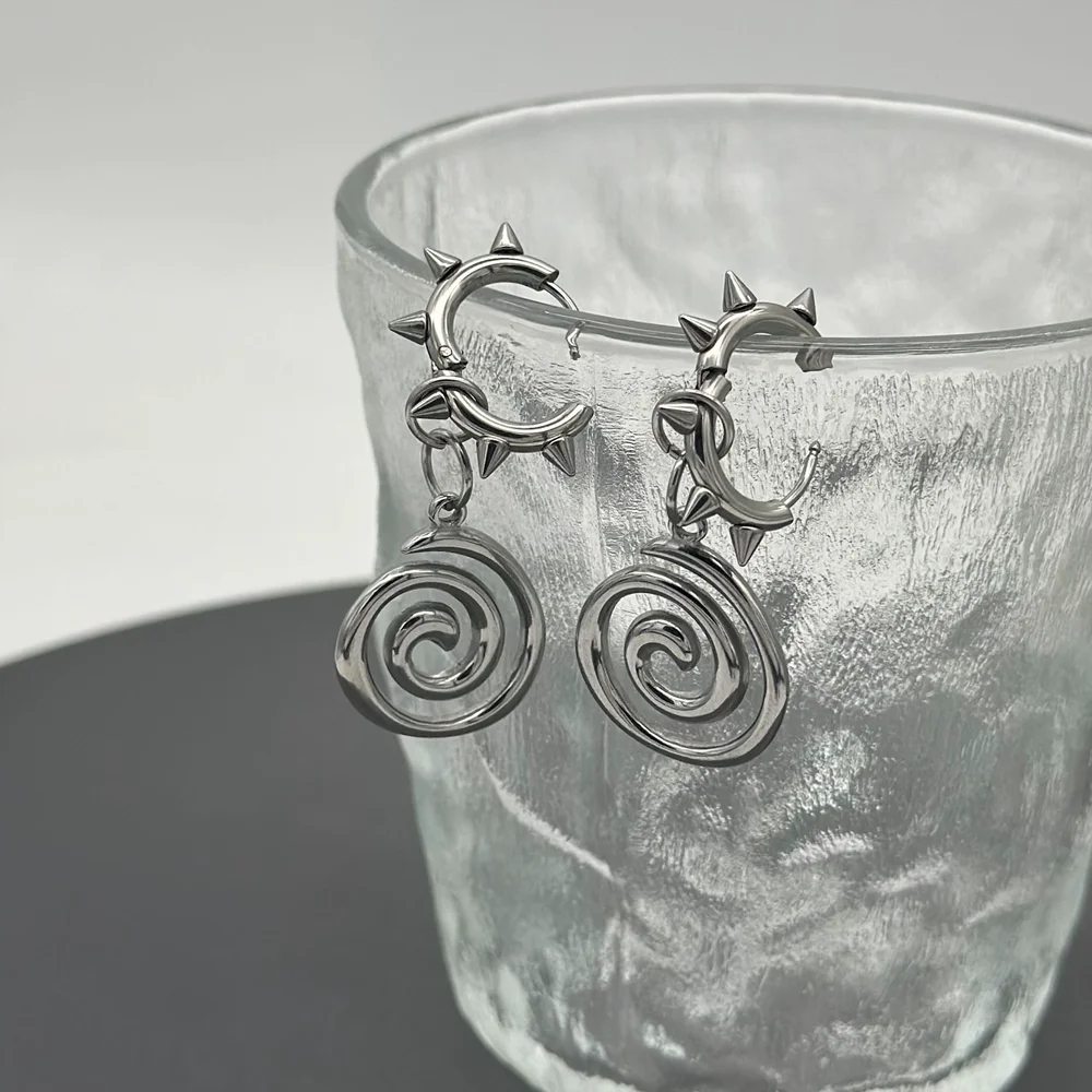 Женские серьги-кольца с заклепками из нержавеющей стали