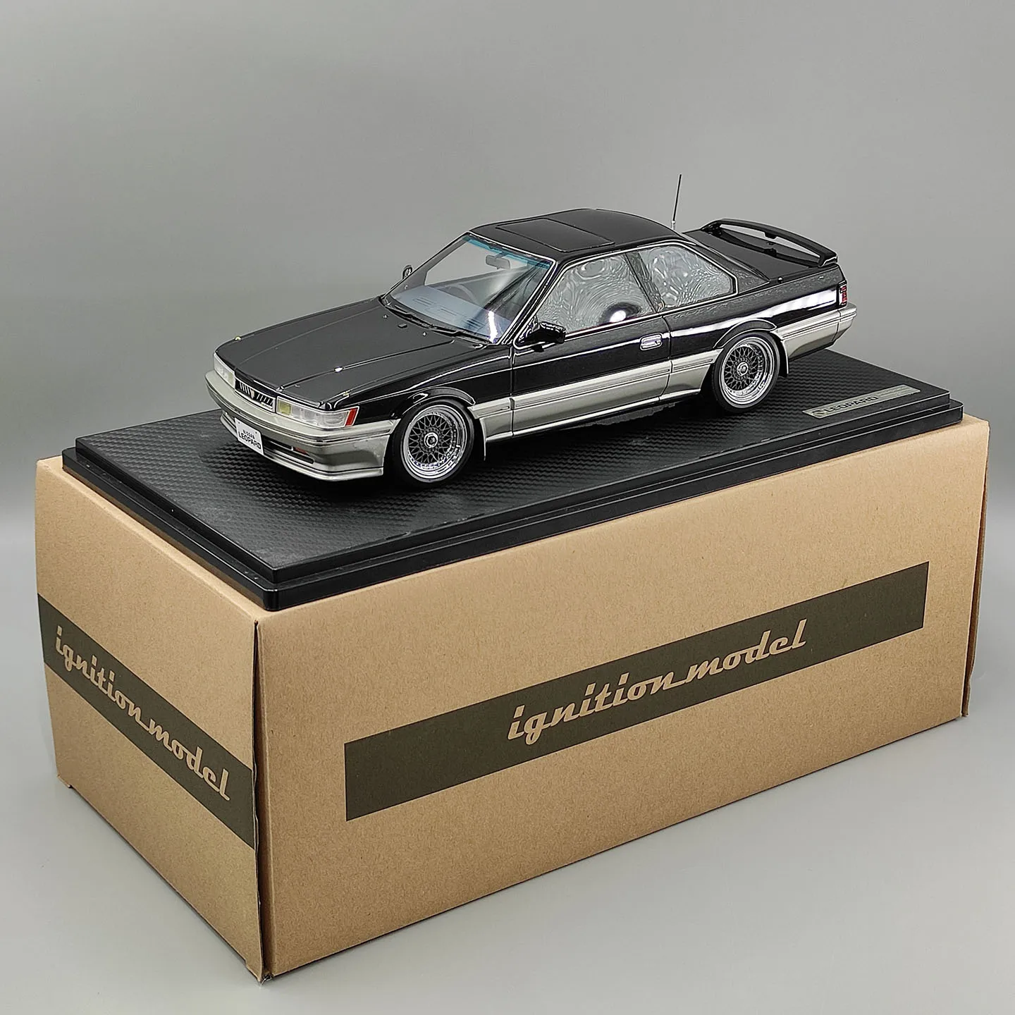 Фото Масштабная модель автомобиля IR 1:18 Leopard 3.0 Ultima F31, черная, из смолы №1