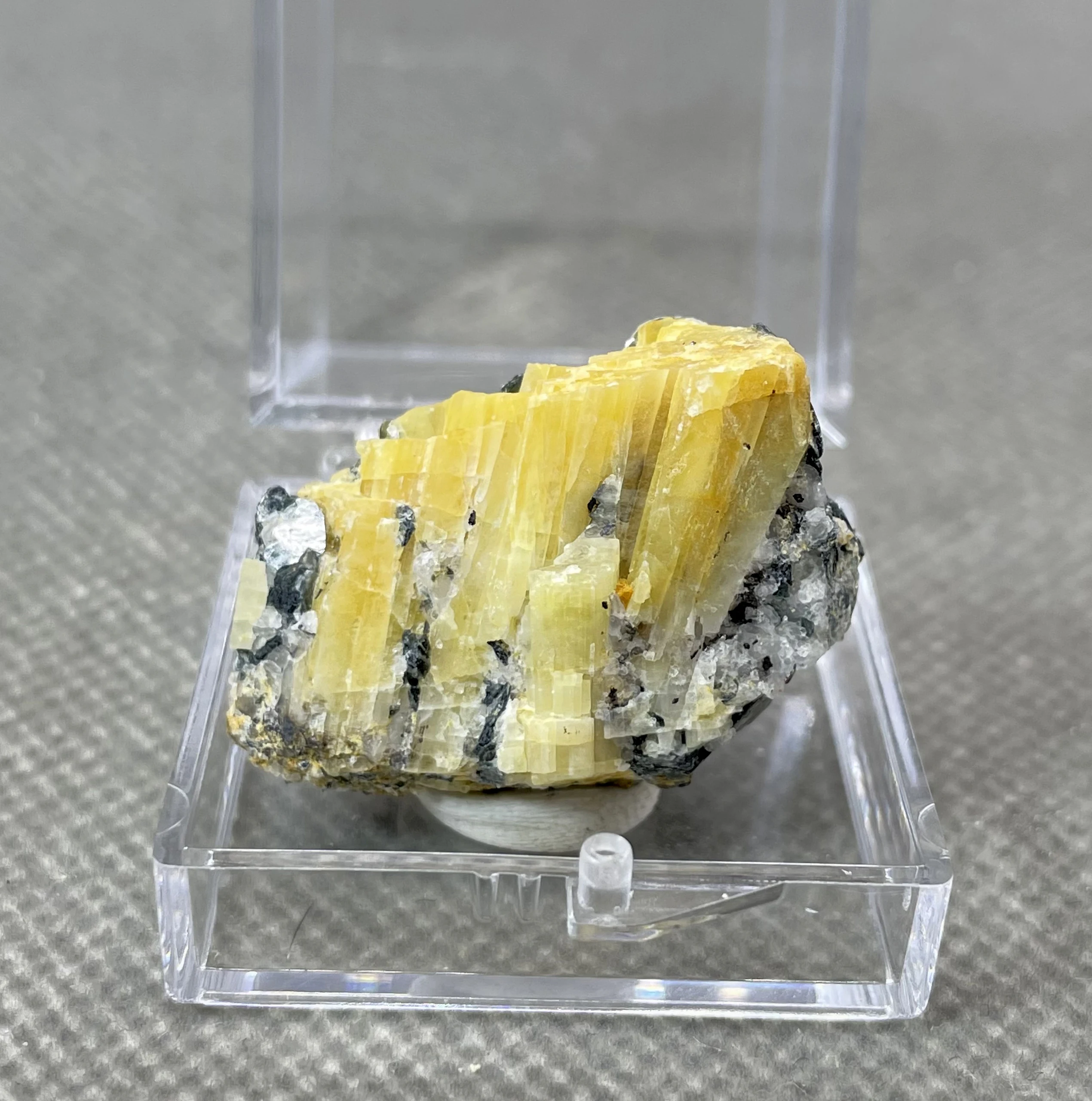 

Новинка! Лучше всего! 100% натуральный желтый Турмалин необработанный заживленный кристаллический образец Кварцевой Руды (размер коробки 3,4 ...