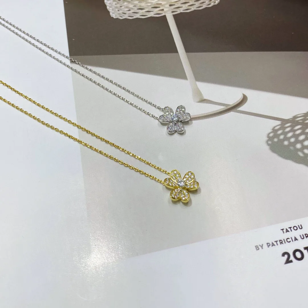 Фото Ожерелье с подвеской Lucky Clover из стерлингового серебра 925 пробы с бриллиантовыми лепестками Pavé и серьгами-гвоздиками с одним бриллиантовым цветком №3