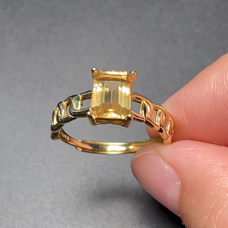 Кольцо из серебра 925 пробы с цитрином карата 6 х8 мм