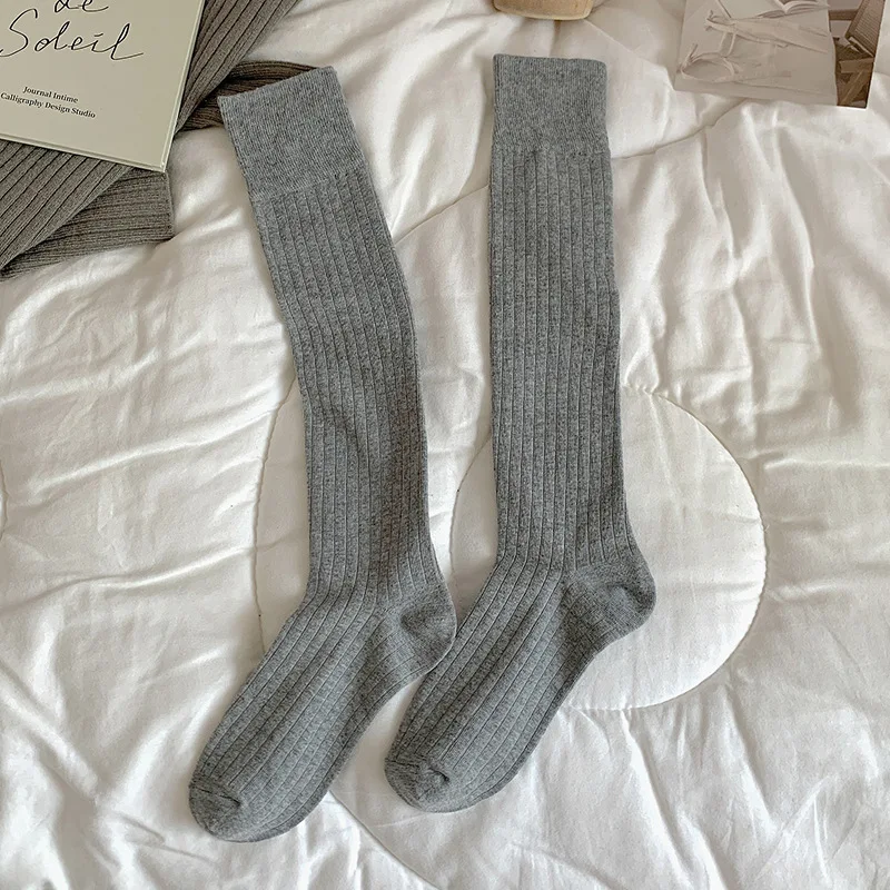 Рисунок 2 - Белые носки до середины икры для женщин