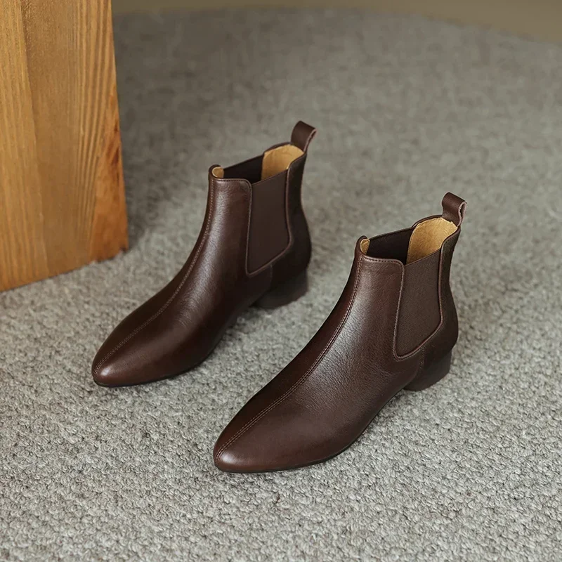 Универсальные короткие сапоги из мягкой воловьей кожи на низком каблуке с юбкой.