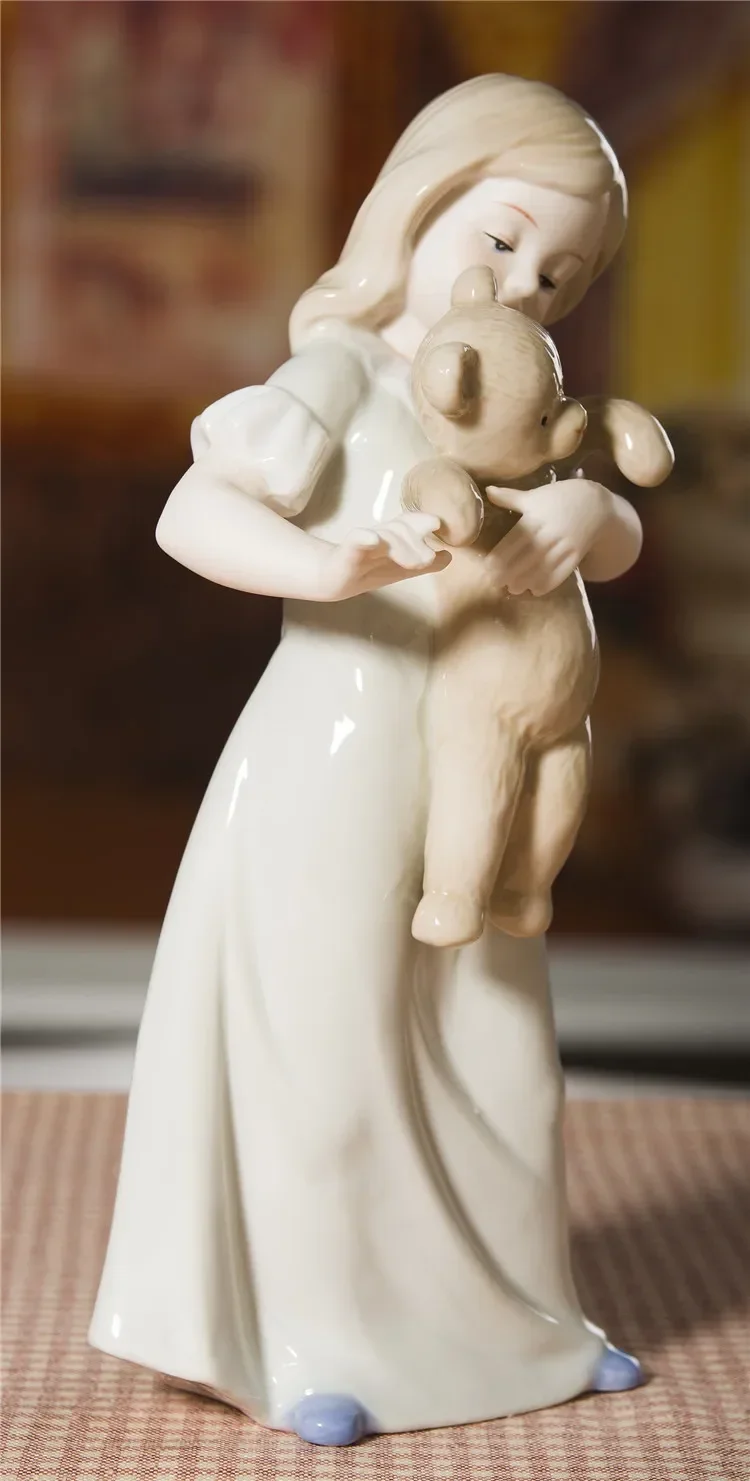 Статуэтка фарфоровая с девочкой и плюшевым медведем Керамическая кукла