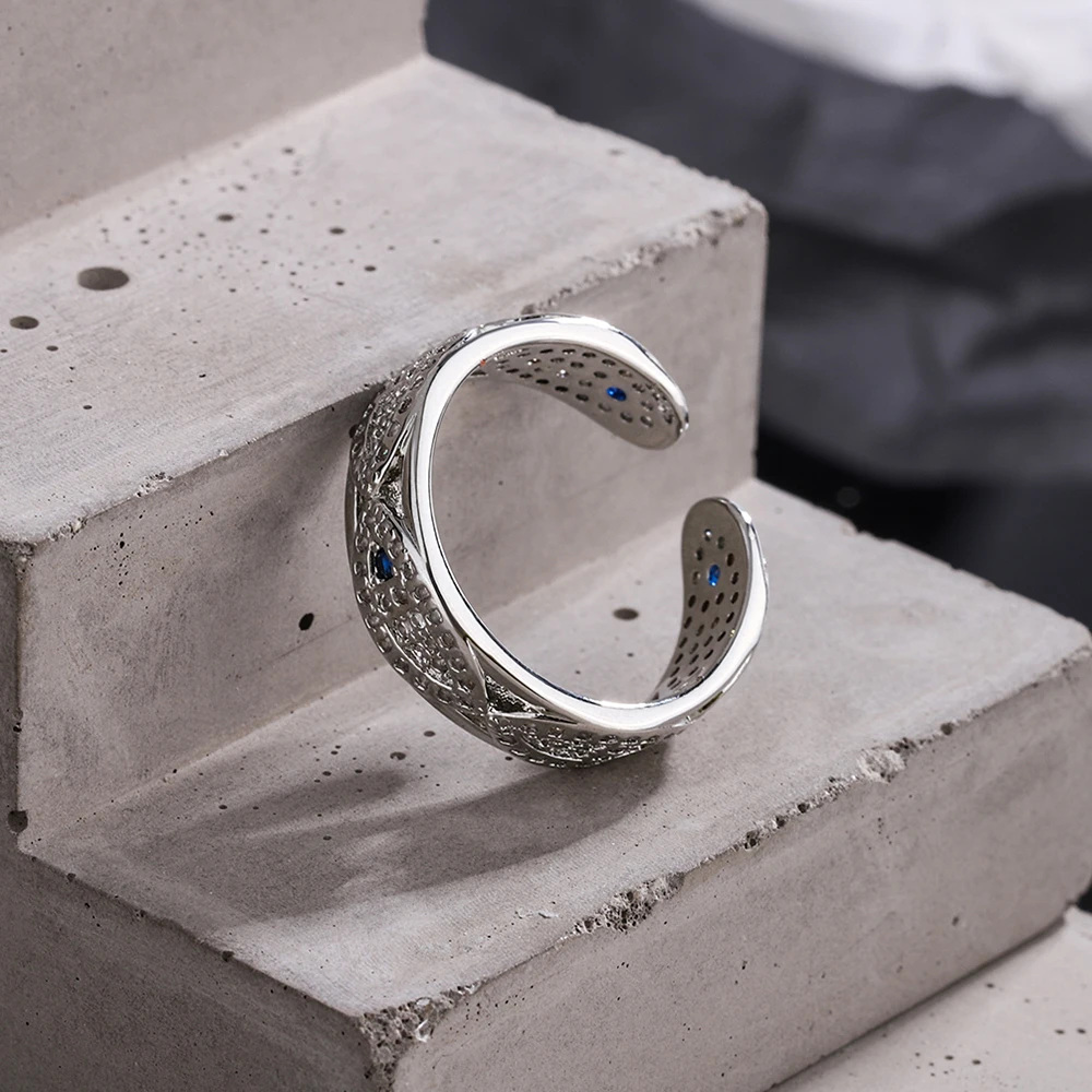 Женское серебряное кольцо со сверкающим прозрачным фианитом