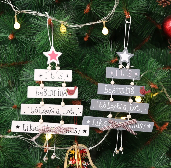 

Деревянное украшение для двери с надписью "Merry Christmas"