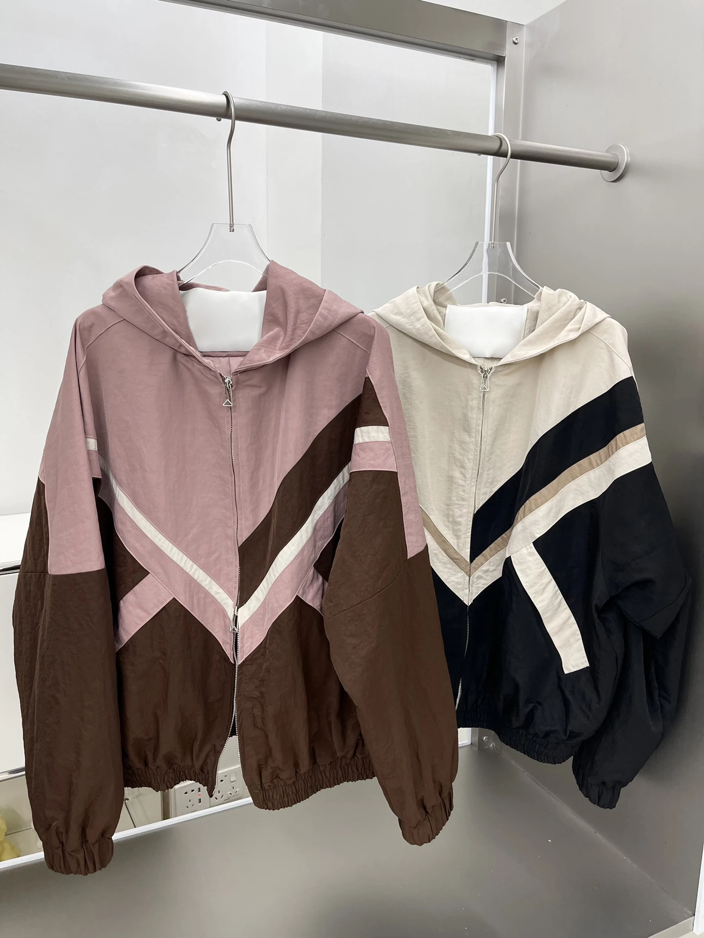 

Early spring new collision color hooded windbreaker waist elastic rope closing design senior color