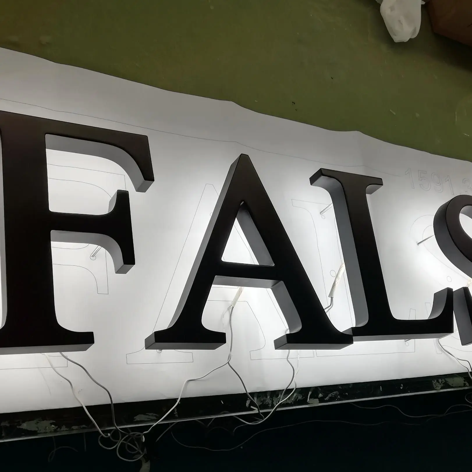 Недорогая светодиодная 3d Водонепроницаемая металлическая буквенная Вывеска на