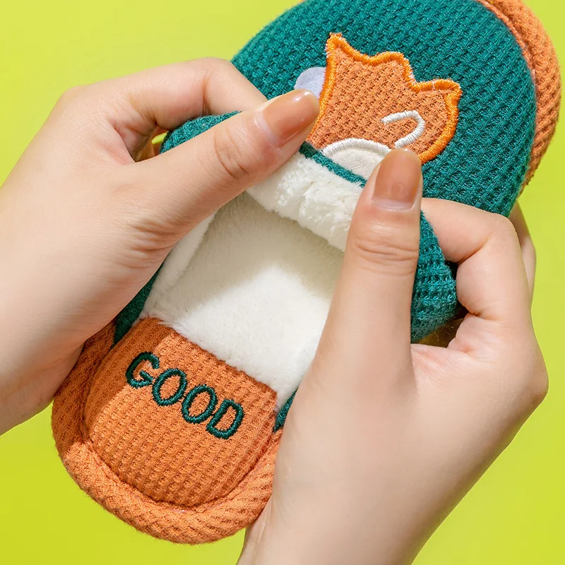 Детские хлопковые комнатные тапочки теплые шлепанцы с мультяшным динозавром для