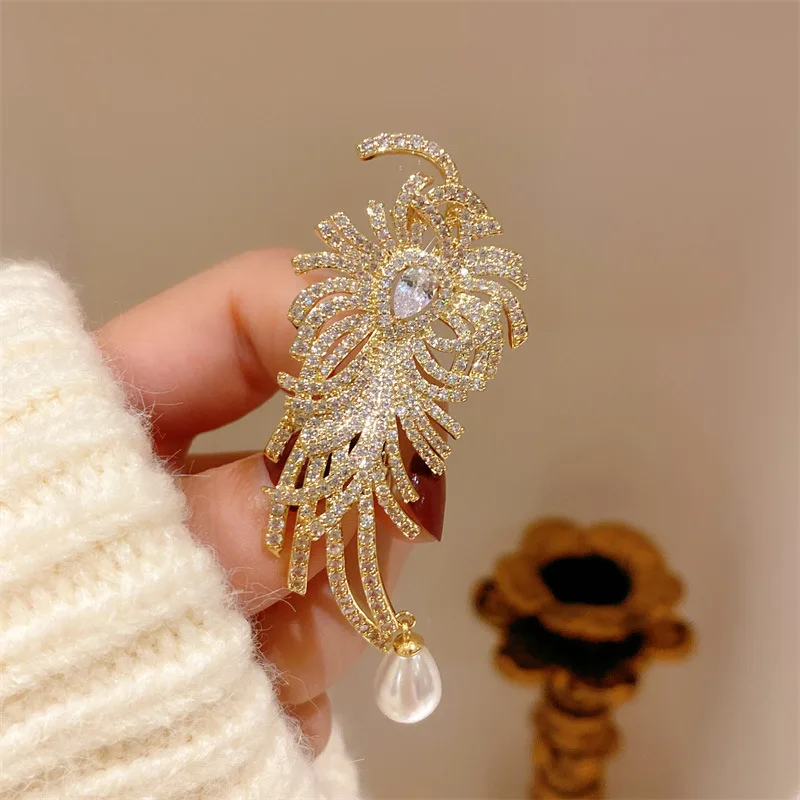 Luxury Jewelry Brooches for Women Shiny Cubic Zirconia Lapel Pin Golden Fancy Feather Brooch for Woman Party Anniversary Gift