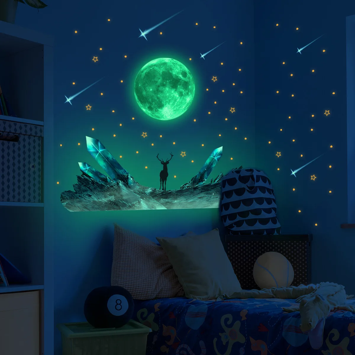 Луна светит в комнату. Светящиеся звездочки на стену. Варианты как обклеить красиво комнату в светящиеся Звёздочки.