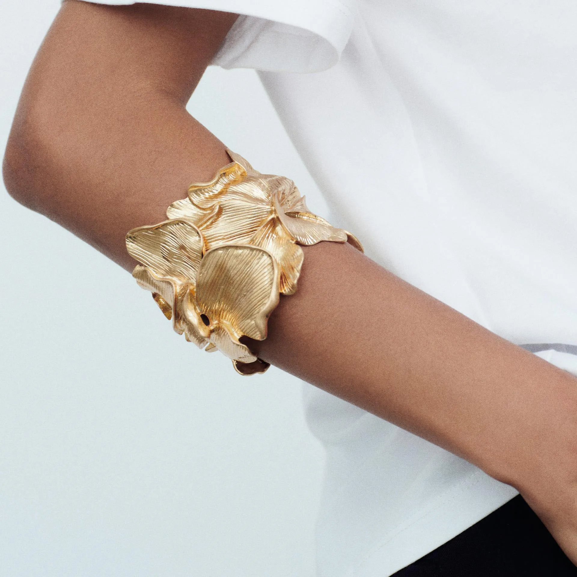 Женский браслет с поднятыми листьями ZA широкий из металлического сплава в стиле