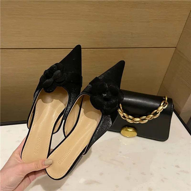 Купи Xibeilove 2023 Summer New Women's Slippers Fashion Pointed Satin Beautiful Flowers Comfortable Flat Heel Slippers за 1,296 рублей в магазине AliExpress