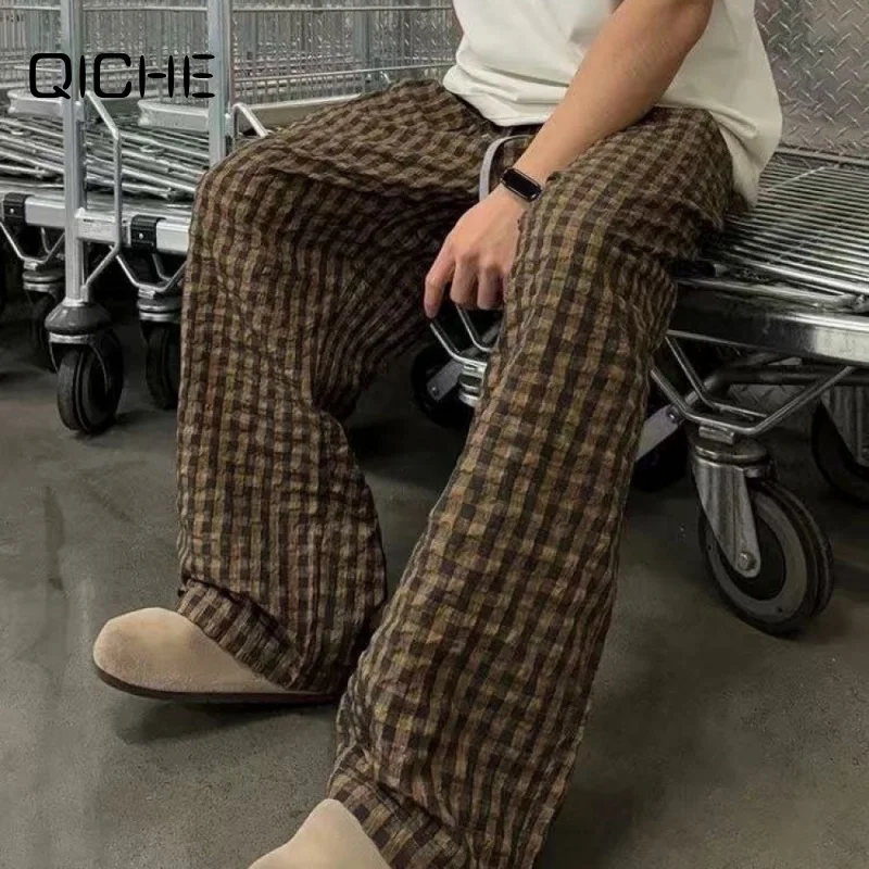 Фото Мужские брюки QICHE из ткани сирсакер в клетку, цвет мокко-коричневый, летние, тонкие, быстросохнущие, широкие, в американском винтажном стиле, повседневные. №1