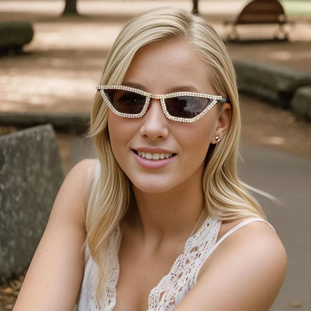 

Солнцезащитные очки «кошачий глаз» в треугольной оправе с кристаллами