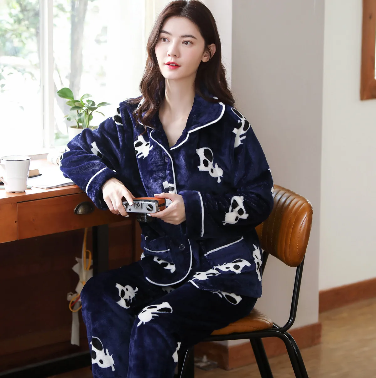 2 Pieces Winter Women Thicken Warm Soft Pajamas Female Flannel Pajamas Set Mujer Long Sleeve Sleepwear for Girls Ladies Pyjamas
