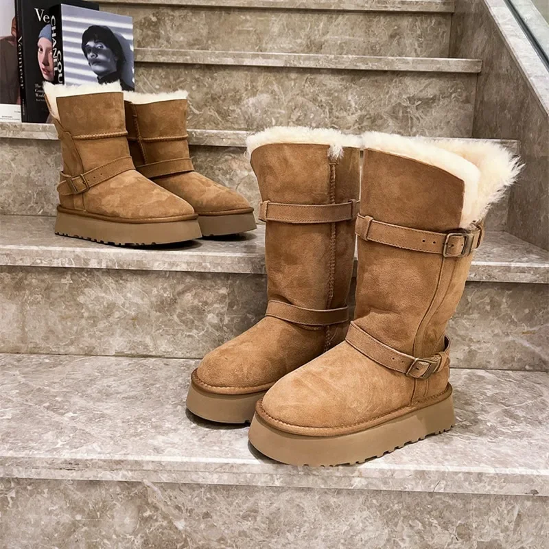 Зимние зимние сапоги до середины икры на плоской подошве с круглым носком.