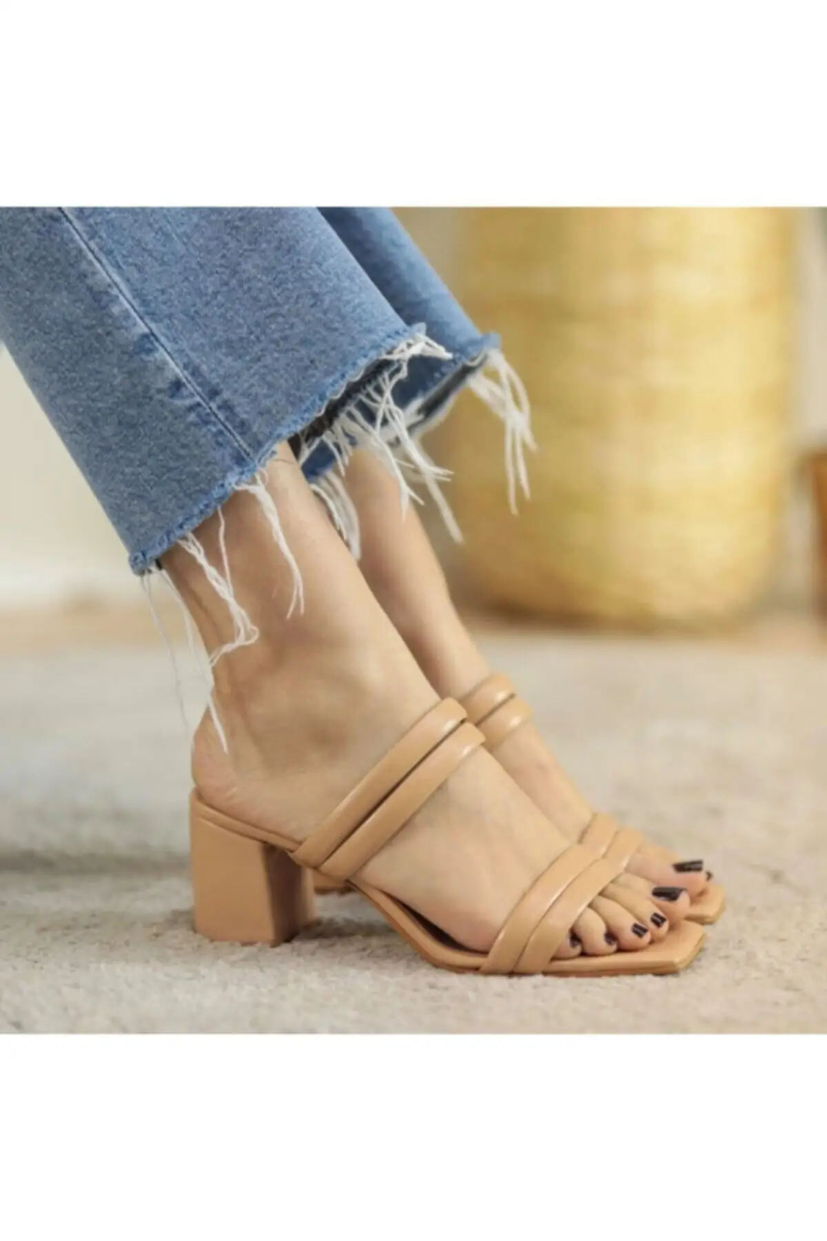 

Тапочки телесного цвета с двумя ремешками