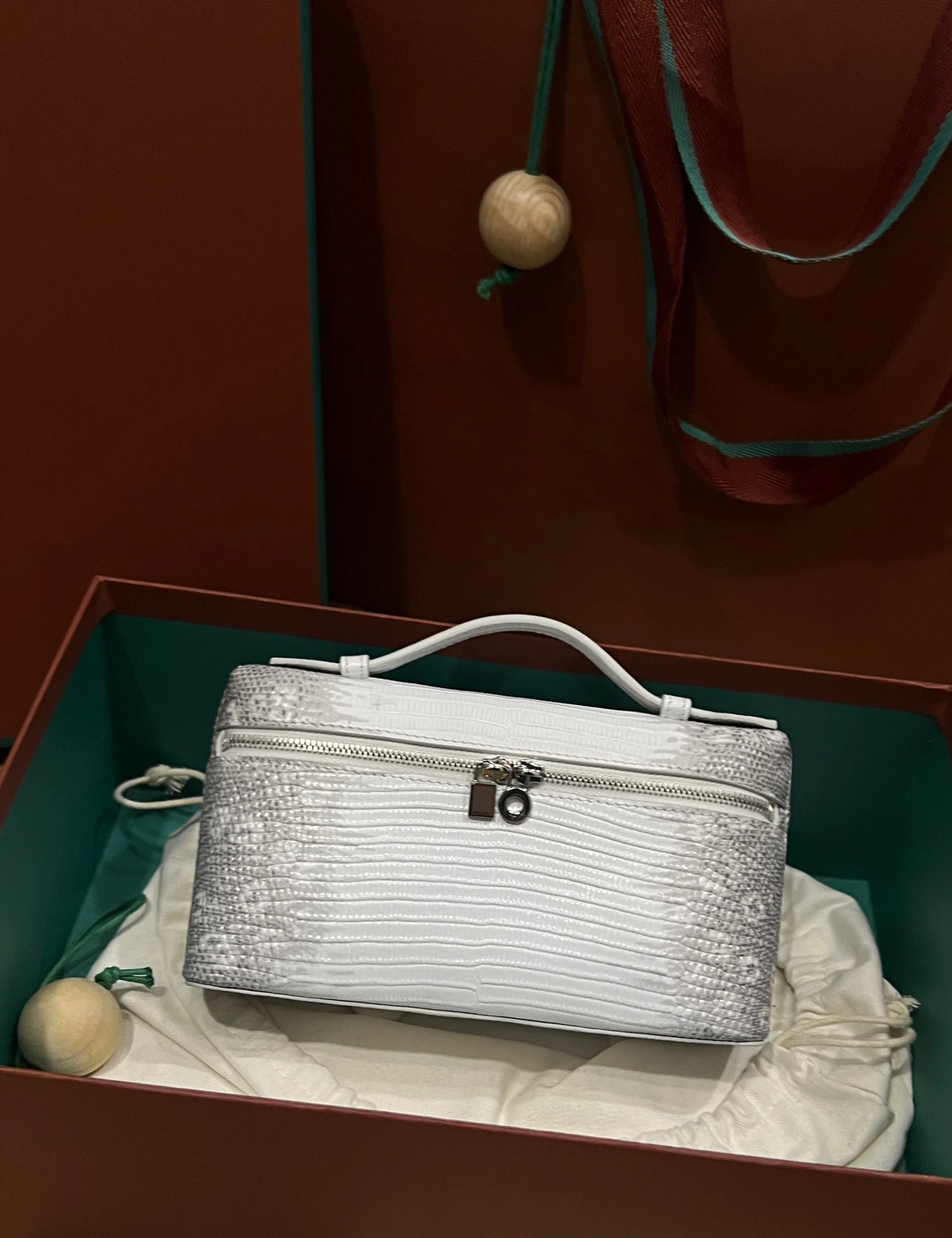 

2023 High Quality Top Layer Cowhide Makeup Bag Lunch Box Single Shoulder Crossbody Portable Dinner Bag