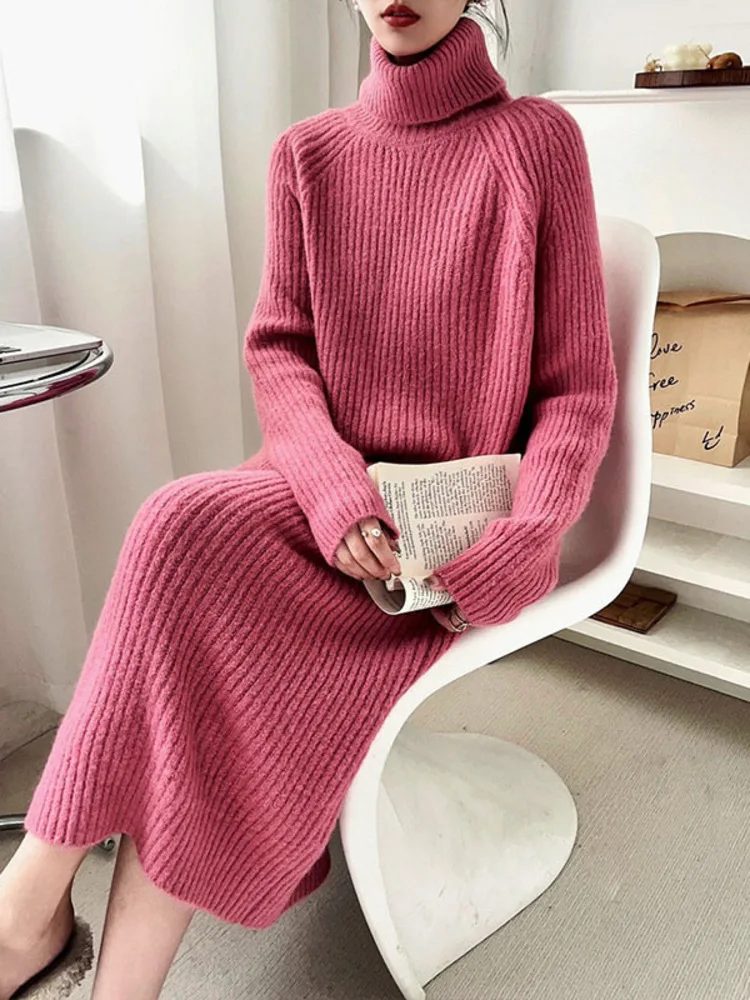 Платье трикотажное однотонное с высоким воротником на осень/зиму