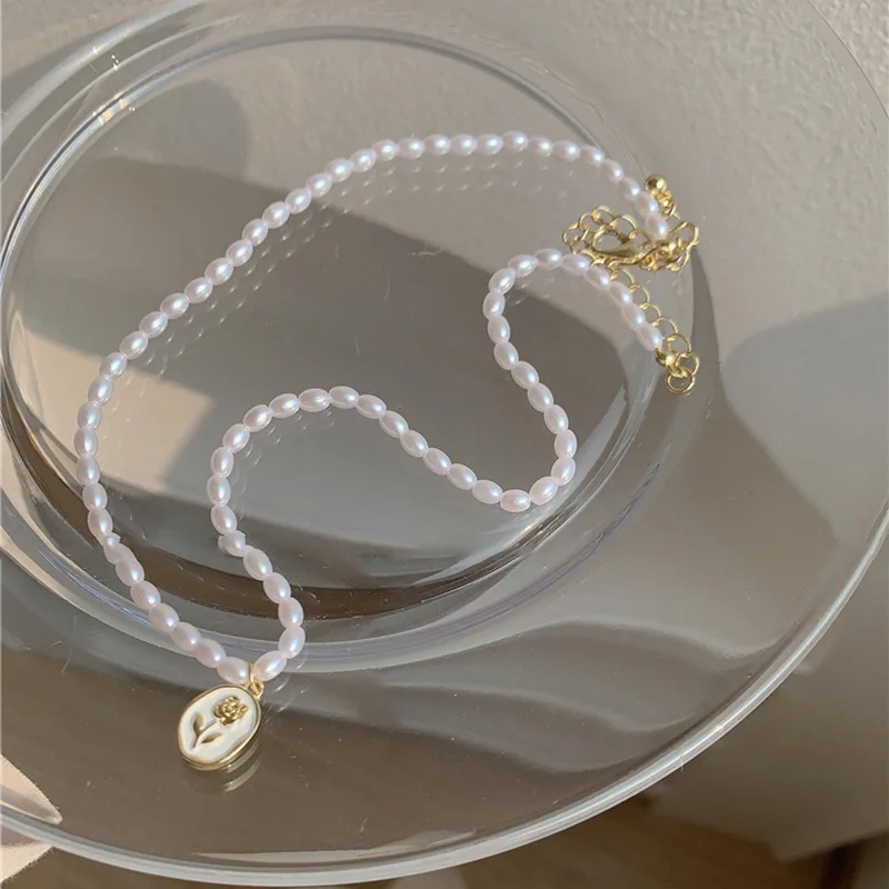 

Minar French White Enamel Tulip Flower Medallion Coin Pendant Necklaces for Women Imitation Pearl Beaded Choker Necklace Gift