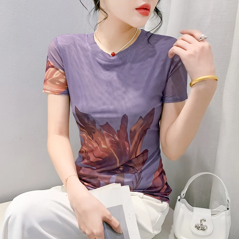 Женская футболка с круглым вырезом коротким рукавом и принтом в виде листьев