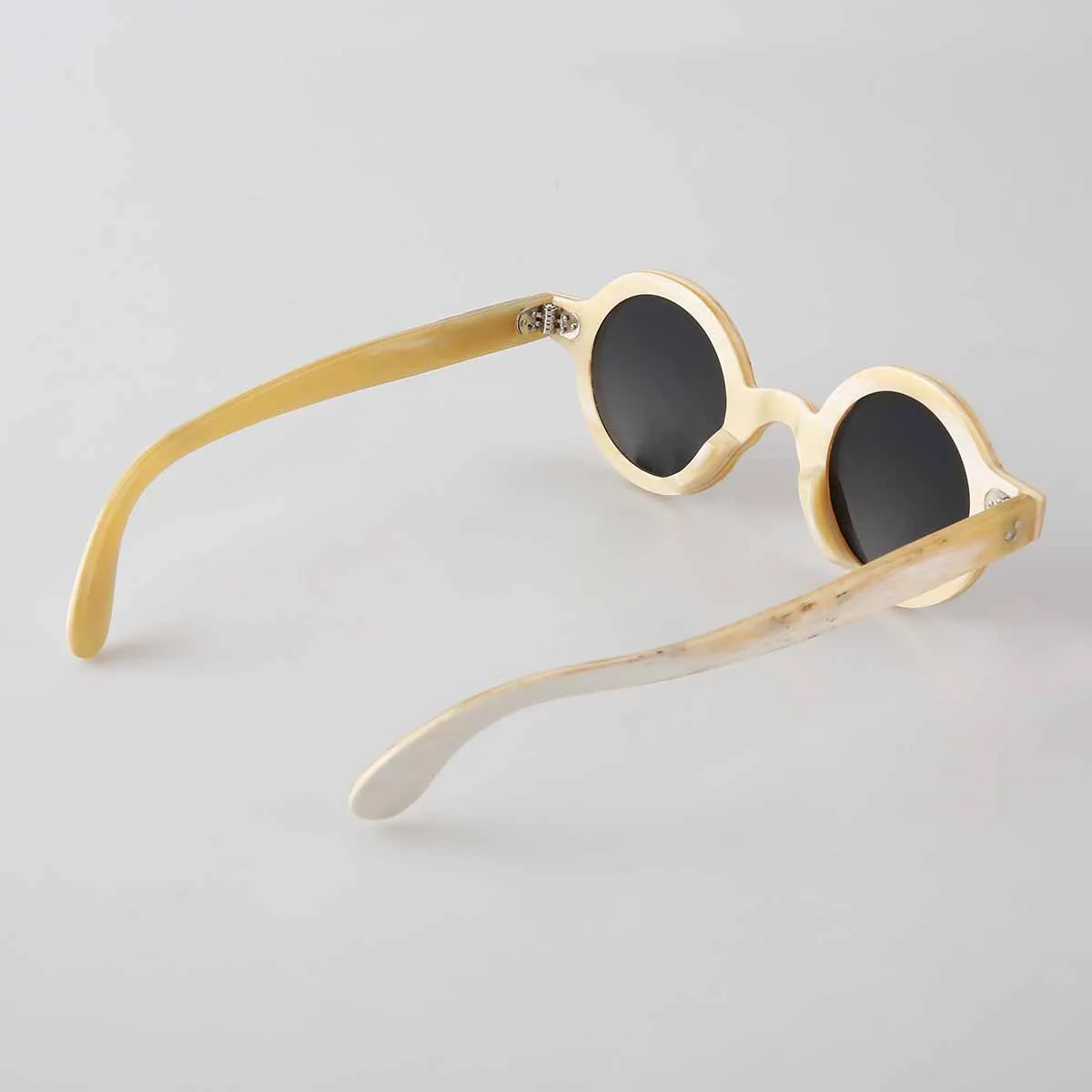 Солнцезащитные очки в круглой оправе из натурального материала