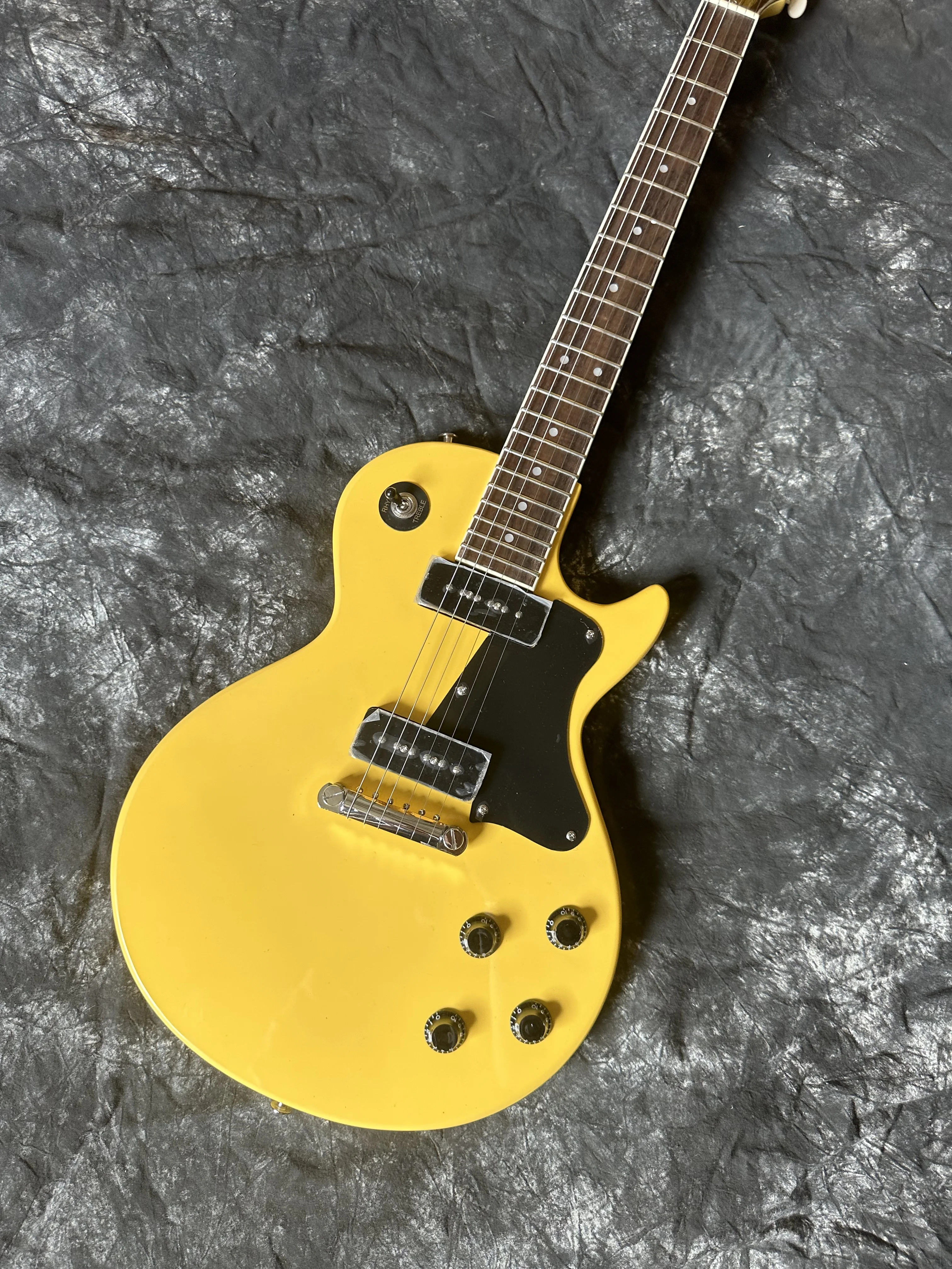 

Standard electric guitar, TV yellow, black P90 pickup, milky white retro tuner, available, lightning package