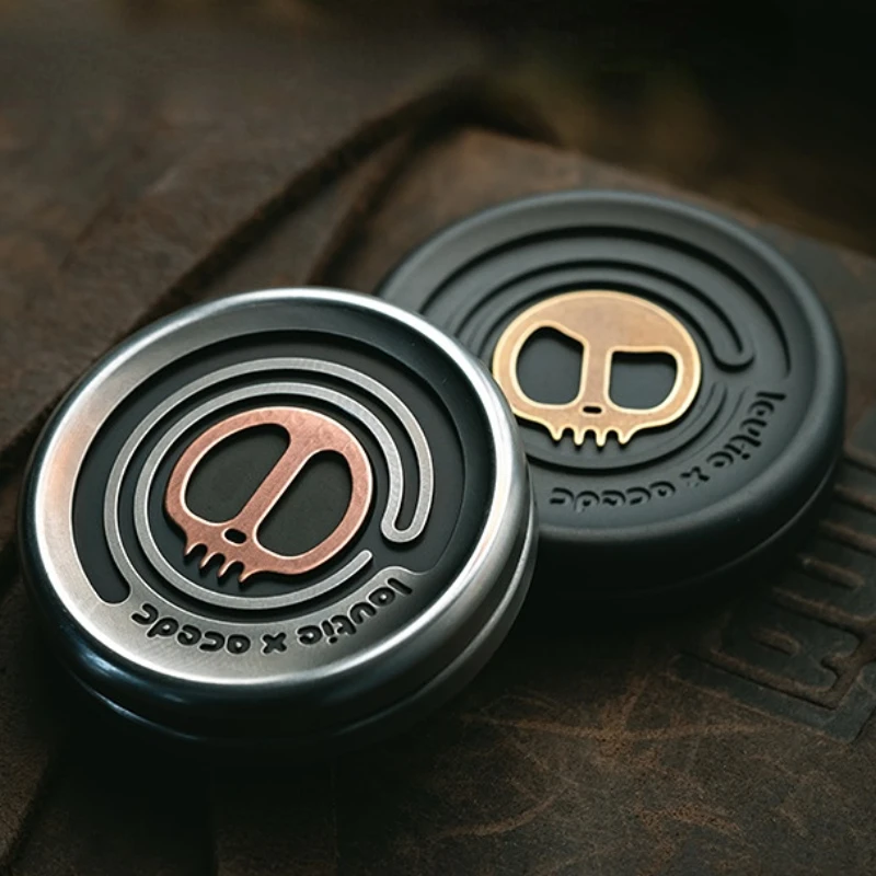 Металлическая круглая карточка-антистресс с изображением демона и молока