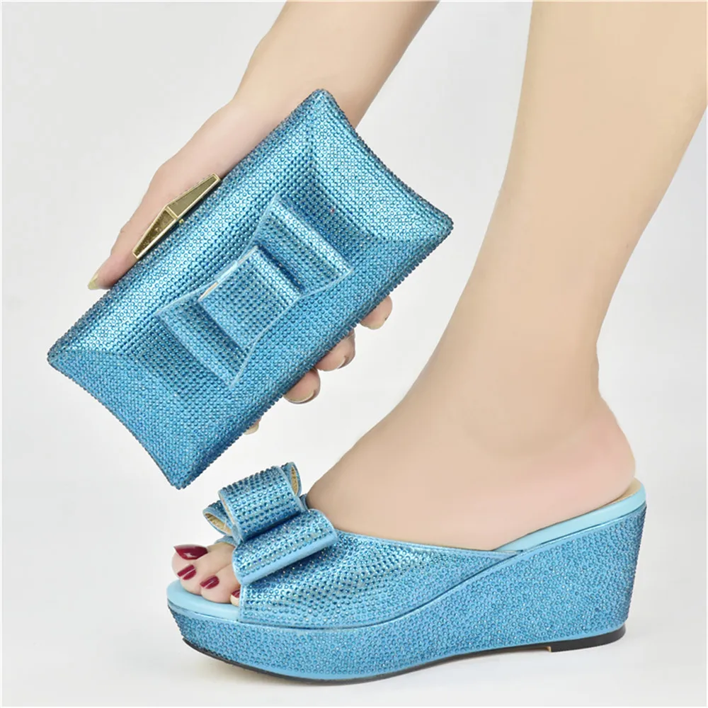 

Женский комплект из двух предметов и сумочки синего цвета