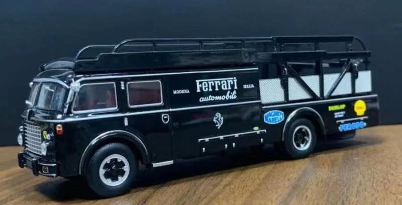 

Модель автомобиля черного прицепа SH 1:64 Ferrari Transporter Fiat 642 RN2