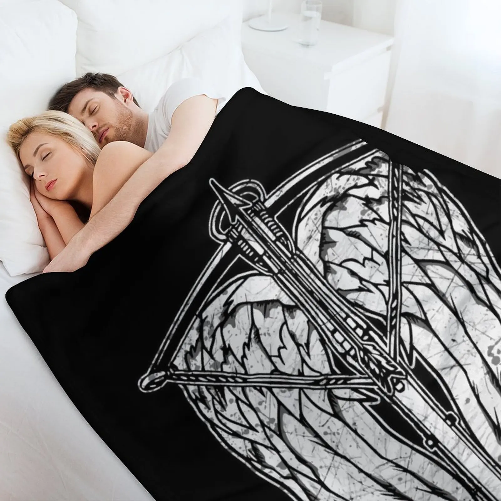Крылья ангела и арбалет (грязное) Декоративные одеяла Красивые пледы Термоодеяла