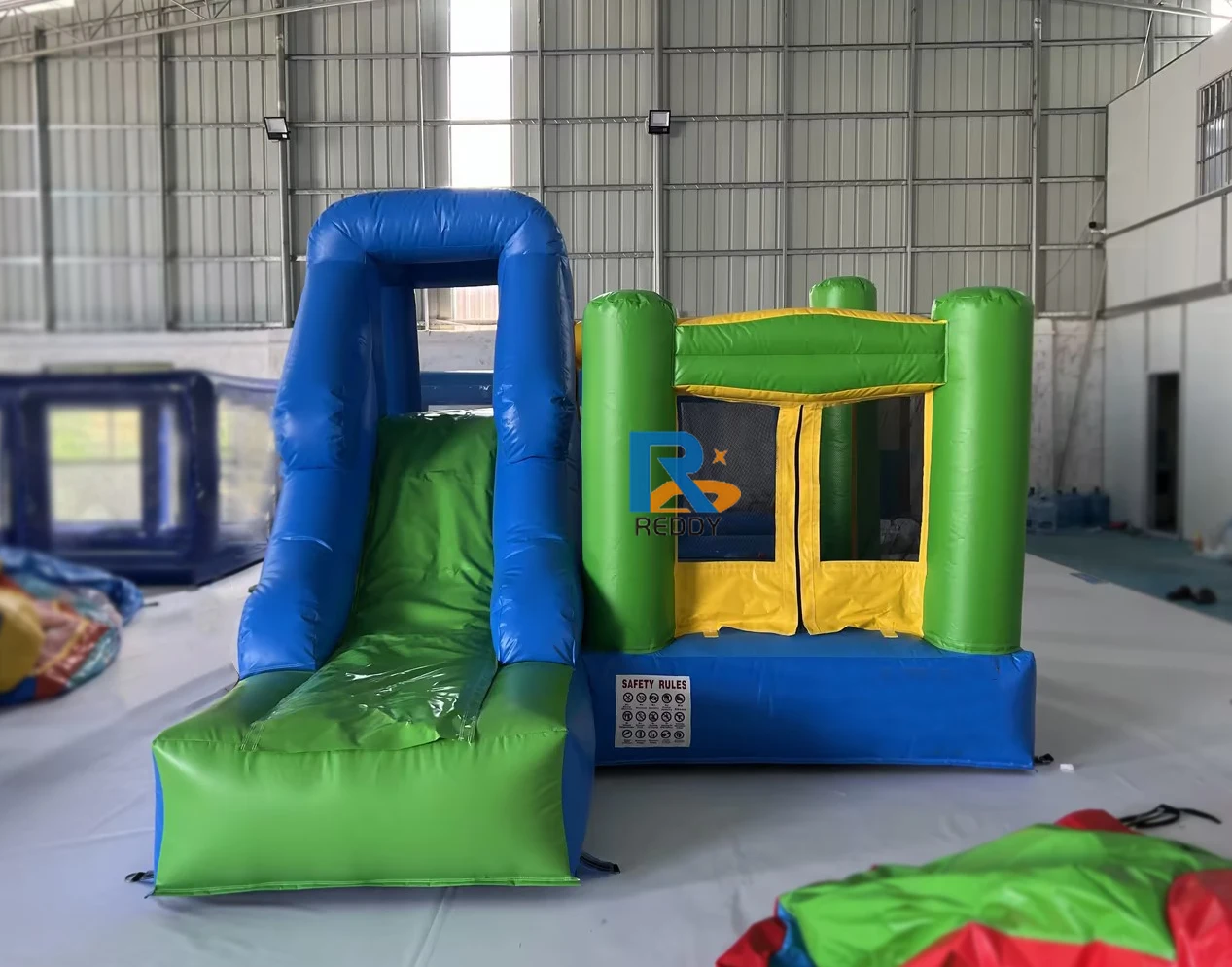 Надувная горка для семейных приключений и комбинированный дом прыжков