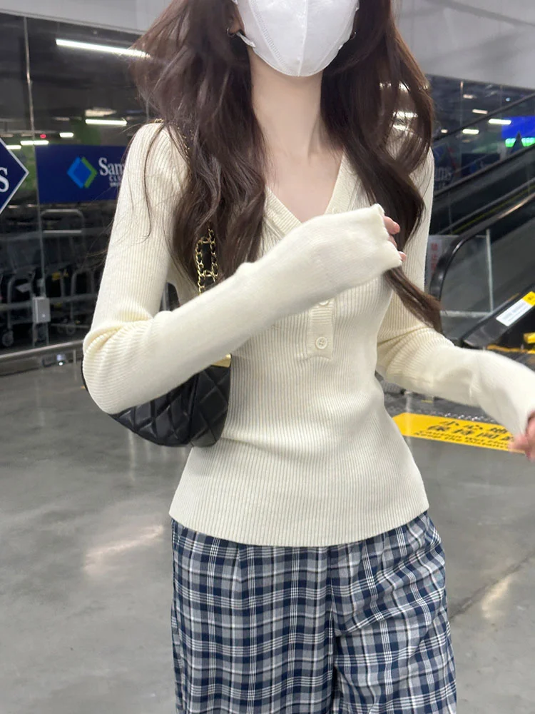 Абрикосовый вязаный женский свитер с v-образным вырезом на плечах и длинными