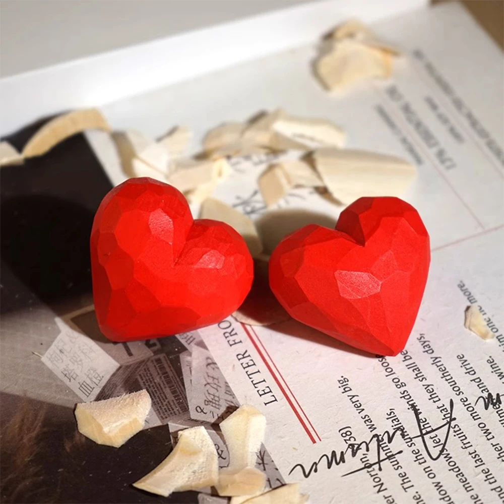 

Деревянная скульптура сердца