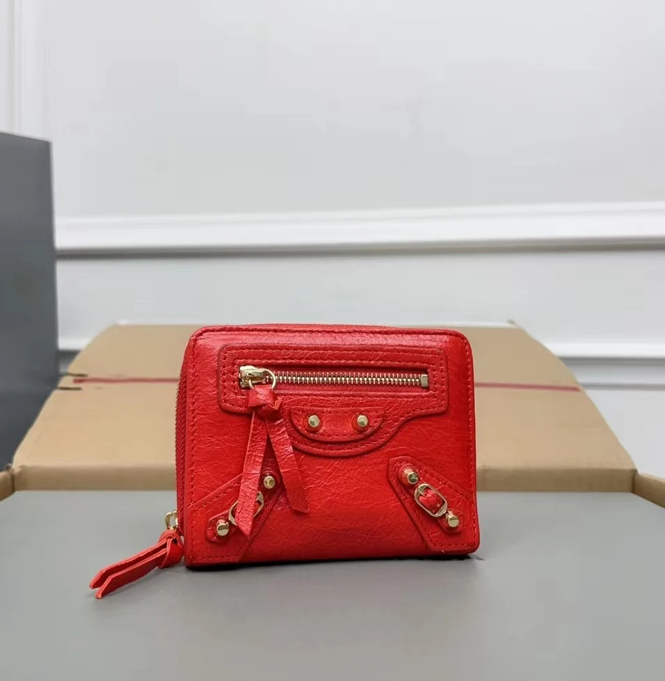 The classic retro goatskin short style has a lightweight and large capacity.Bank card, coin, door card, essential for going out