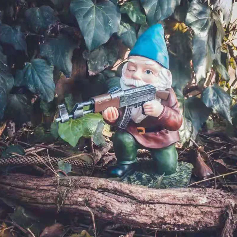 Фото CS Gun карликовая фигурка для сада, забавные непослушные украшения для дома из смолы, поделки, сказочное украшение для стола, подарок, статуэтк... №2