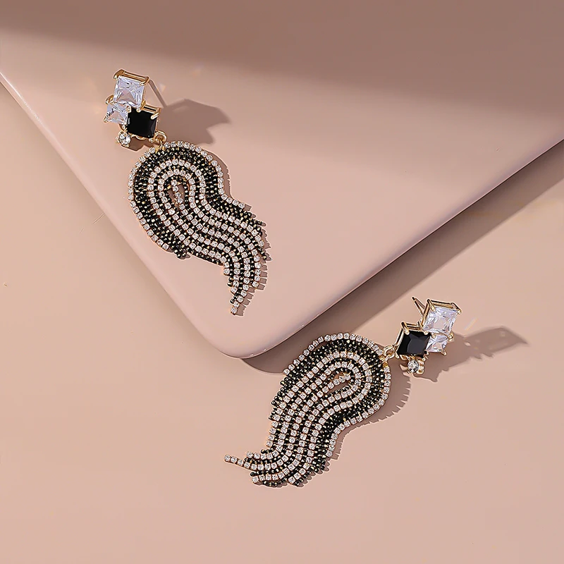 

Новые женские черно-белые серьги-подвески с радужной кисточкой и инкрустированными кристаллами из циркония Модные металлические серьги ун...